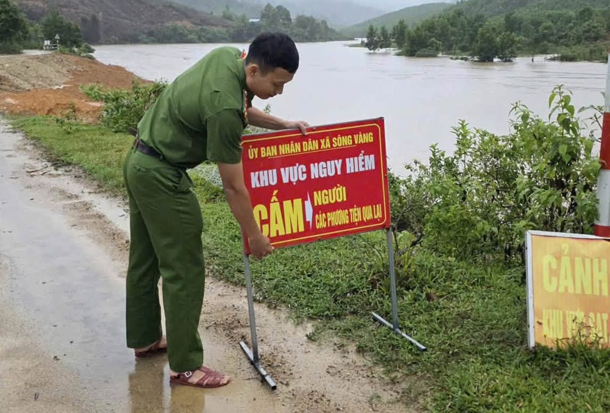 Hình ảnh Công an Đà Nẵng chủ động hỗ trợ người dân ứng phó trước mùa mưa bão - Ảnh 6.