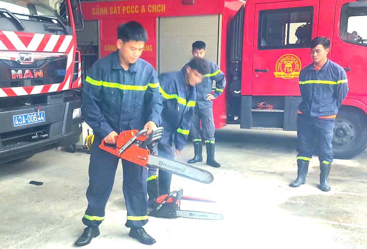 Hình ảnh Công an Đà Nẵng chủ động hỗ trợ người dân ứng phó trước mùa mưa bão - Ảnh 11.