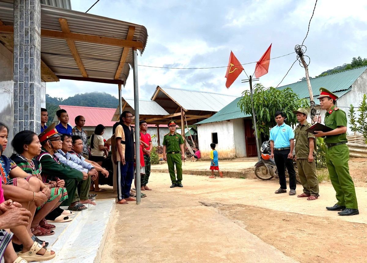 Hình ảnh Công an Đà Nẵng chủ động hỗ trợ người dân ứng phó trước mùa mưa bão - Ảnh 10.