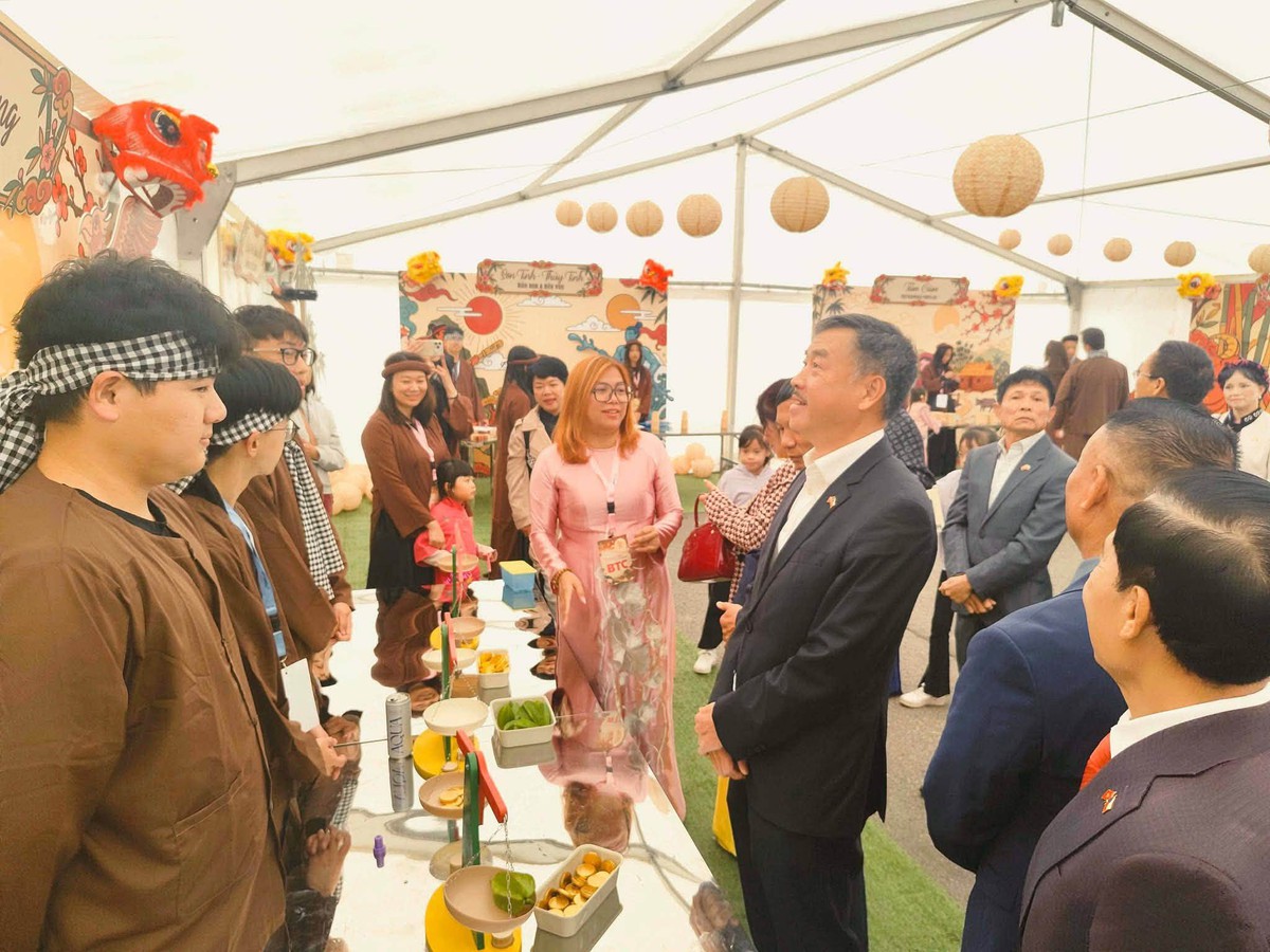 Ngày hội Đại đoàn kết toàn dân tộc lần đầu đến với kiều bào ở nước ngoài - Ảnh 1.