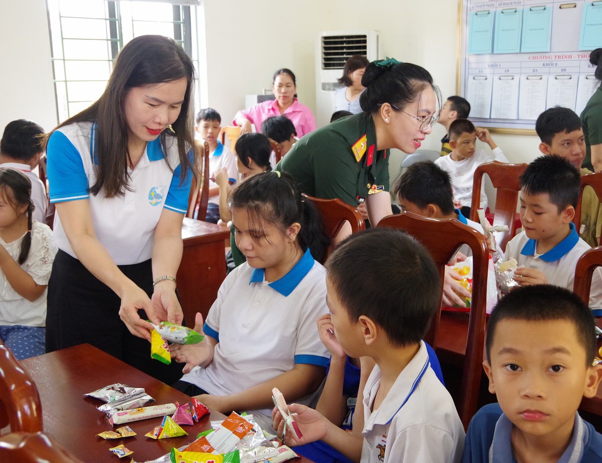 Bộ chỉ huy Quân sự tỉnh Quảng Trị tặng quà Trung thu cho học sinh trường giáo dục chuyên biệt - Ảnh 2.