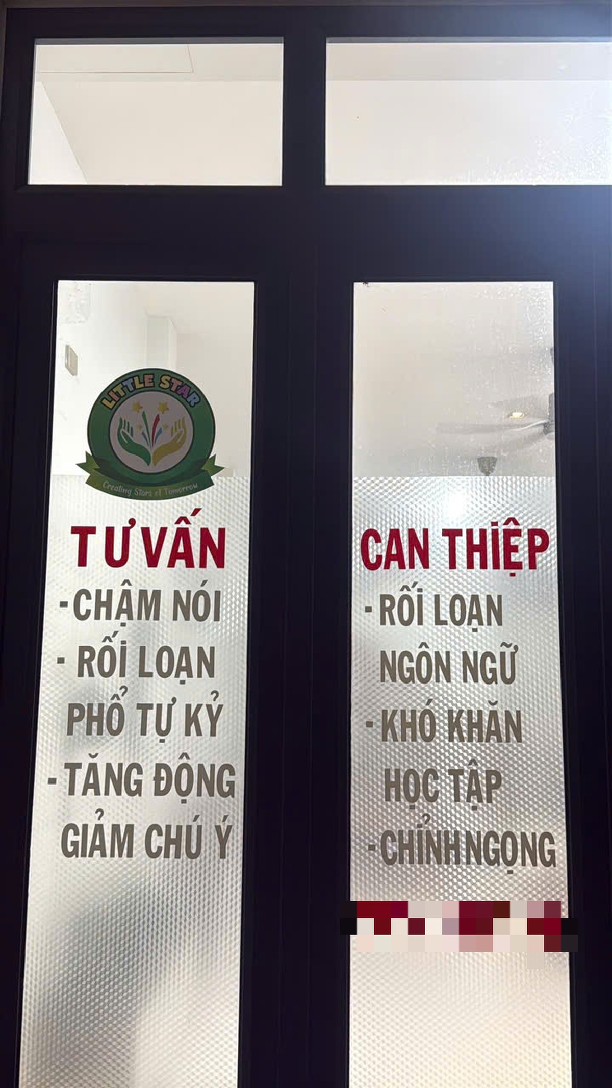 Bé 2 tuổi có nhiều vết bầm sau buổi học tại trung tâm Little Star ở Hà Nội: Công an tiếp nhận tố giác - Ảnh 1.