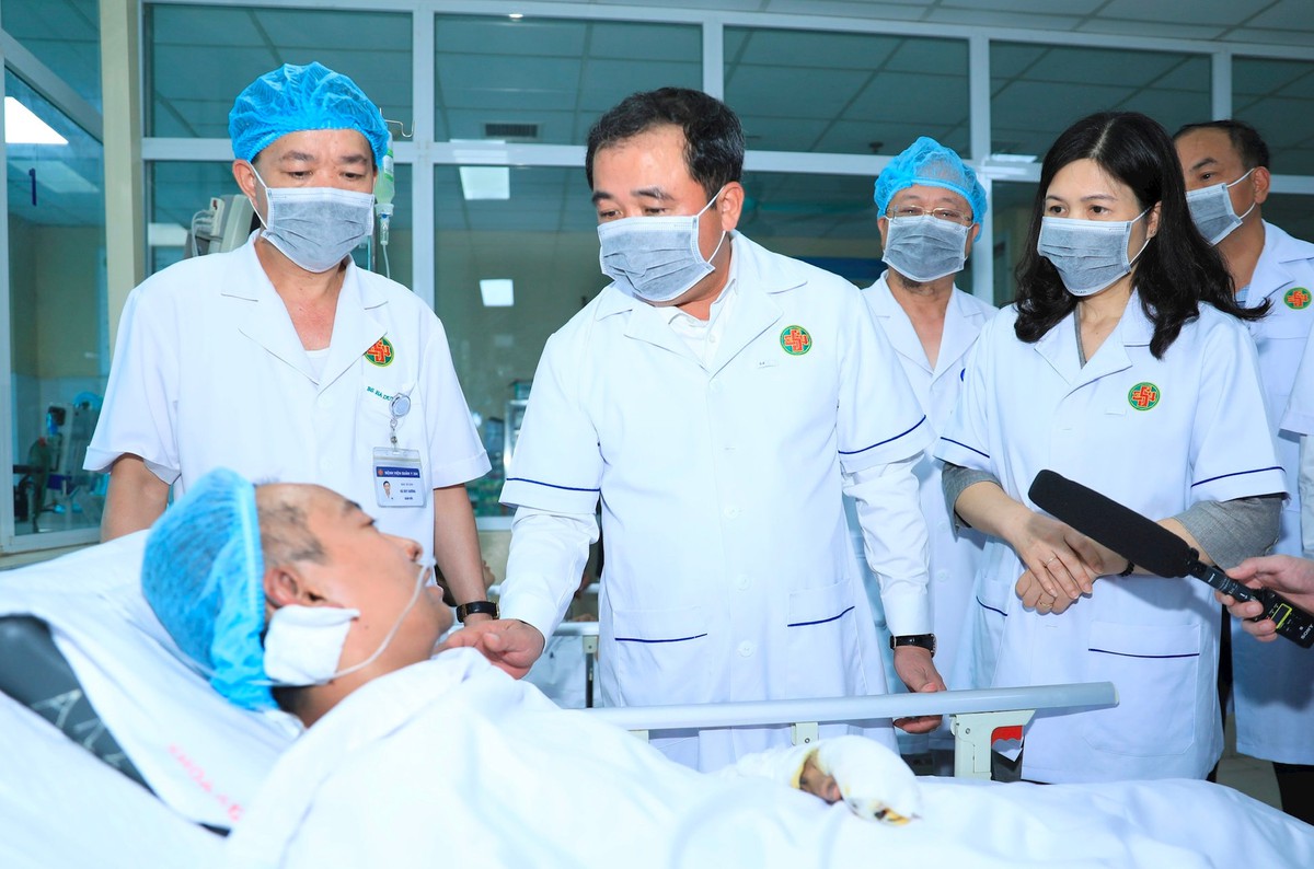 Bí thư Hà Nội thăm nạn nhân vụ cháy khiến nhiều người thương vong - Ảnh 1.