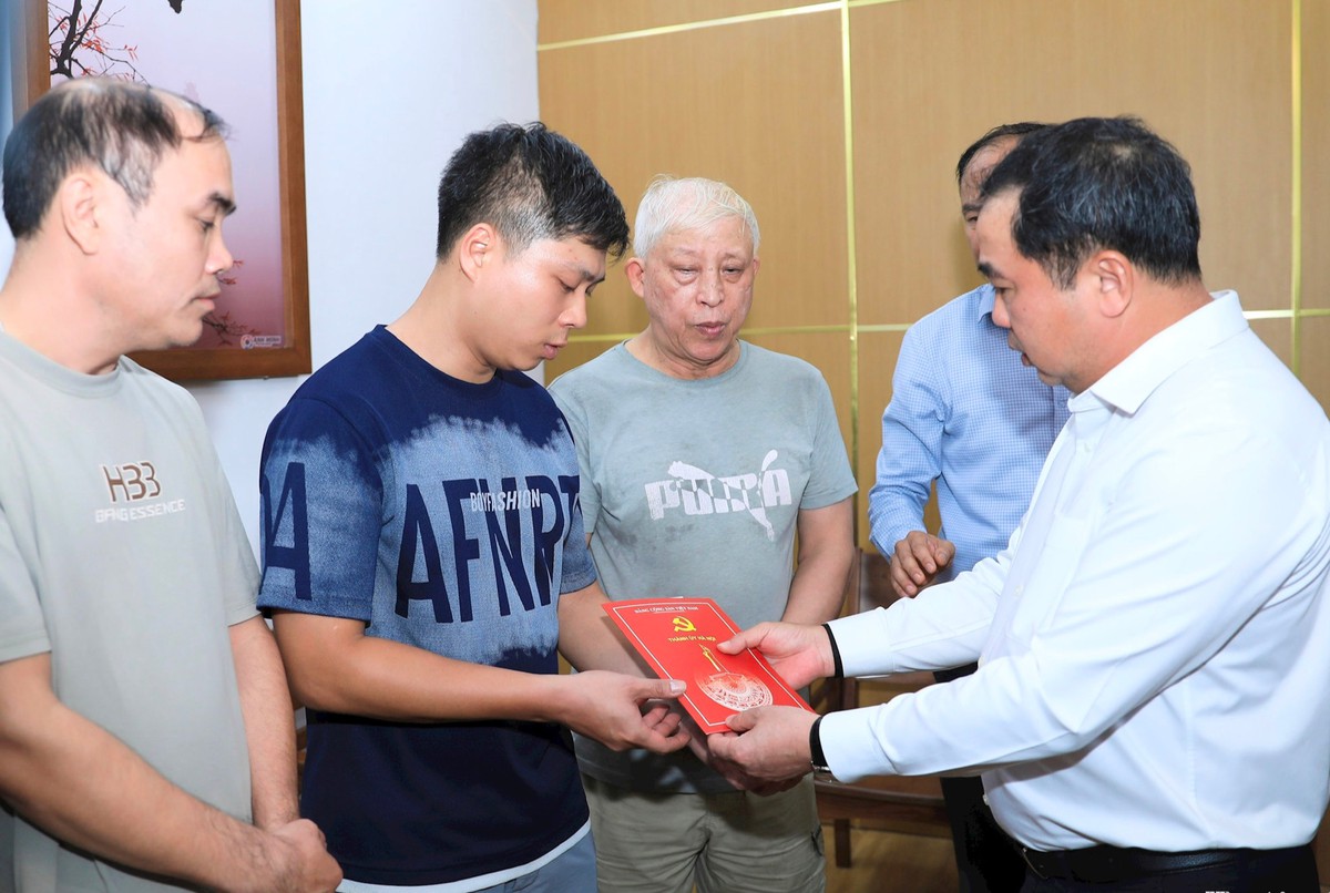 Bí thư Hà Nội thăm nạn nhân vụ cháy khiến nhiều người thương vong - Ảnh 2.