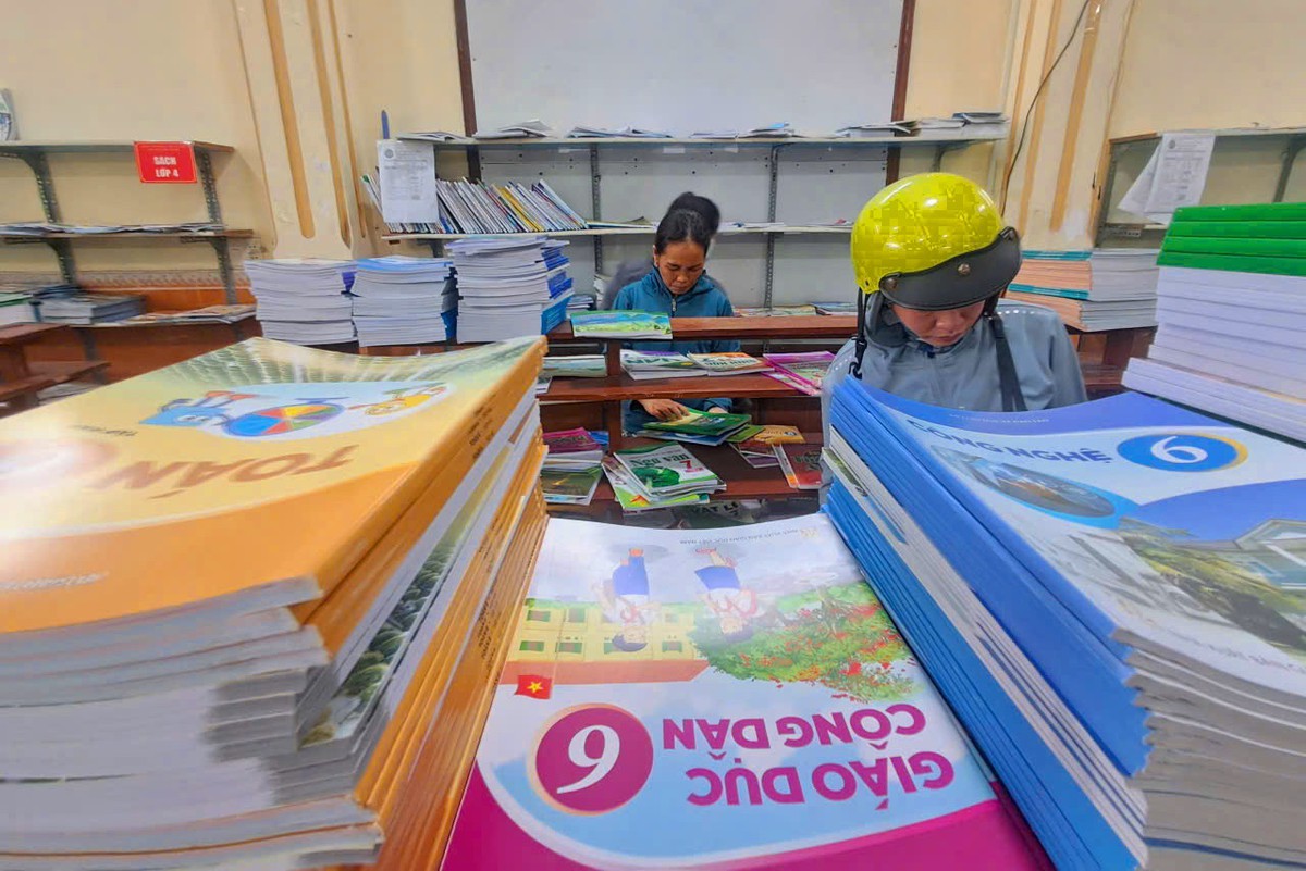 TP Huế yêu cầu cung ứng đủ sách giáo khoa trước 17h ngày 18/9 - Ảnh 1.