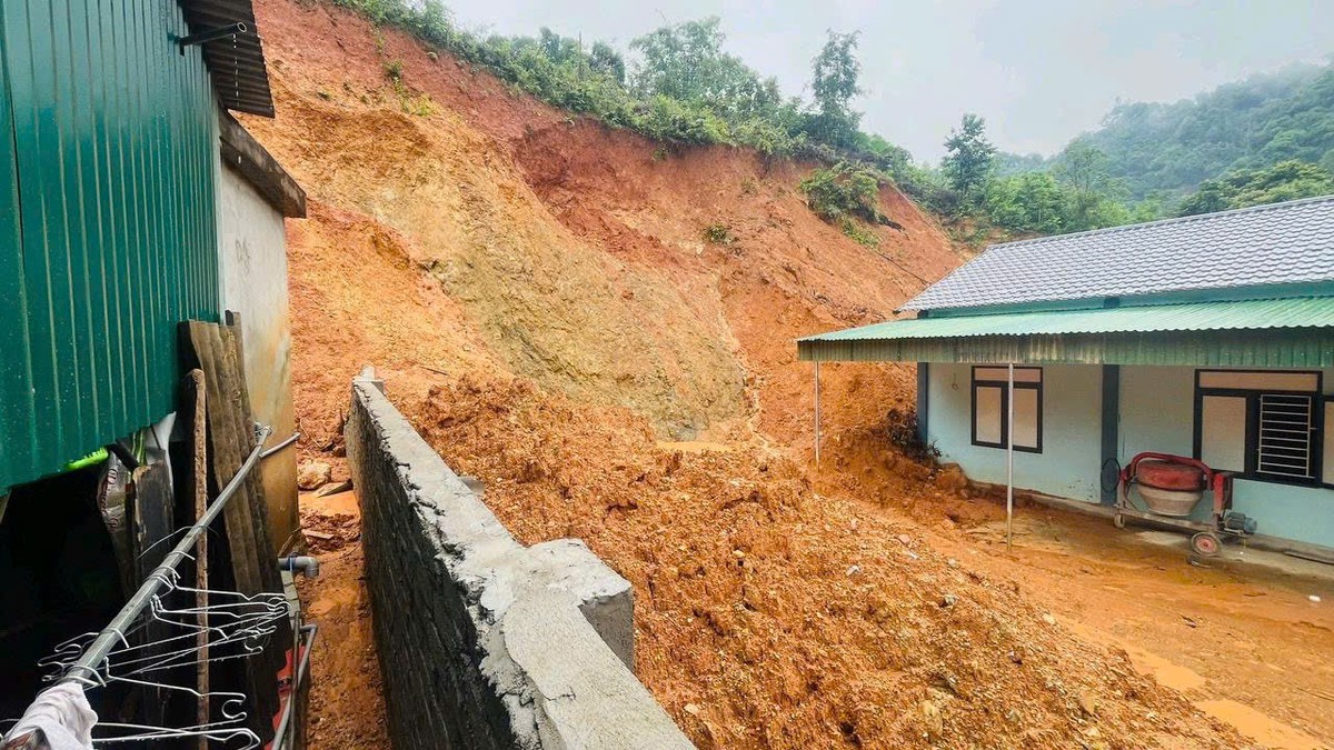 Bộ đội Biên phòng Nghệ An vượt lũ hỗ trợ lương thực cho trường học và khu dân cư bị chia cắt - Ảnh 1.