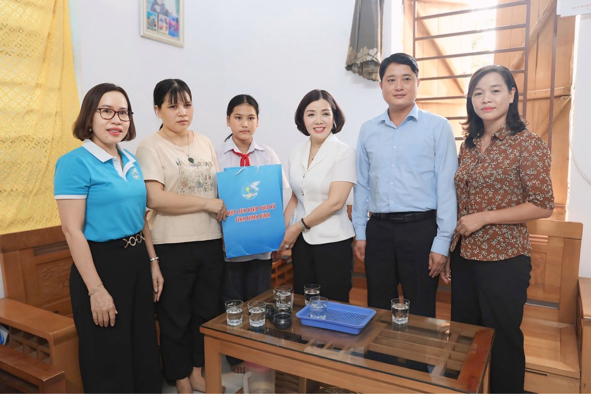 Các "bà mẹ Chủ tịch Hội" trao điểm tựa chỏ trẻ em có hoàn cảnh khó khăn - Ảnh 2.