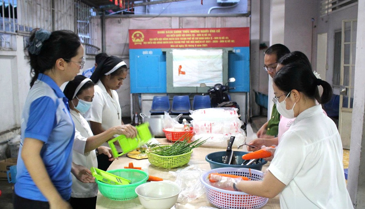 Bếp lửa nghĩa tình ở Bình Trưng - Ảnh 1.