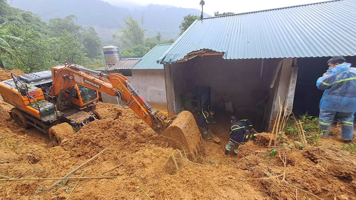 Sạt lở đất vùi lấp nhà dân, 3 người tử vong - Ảnh 1.