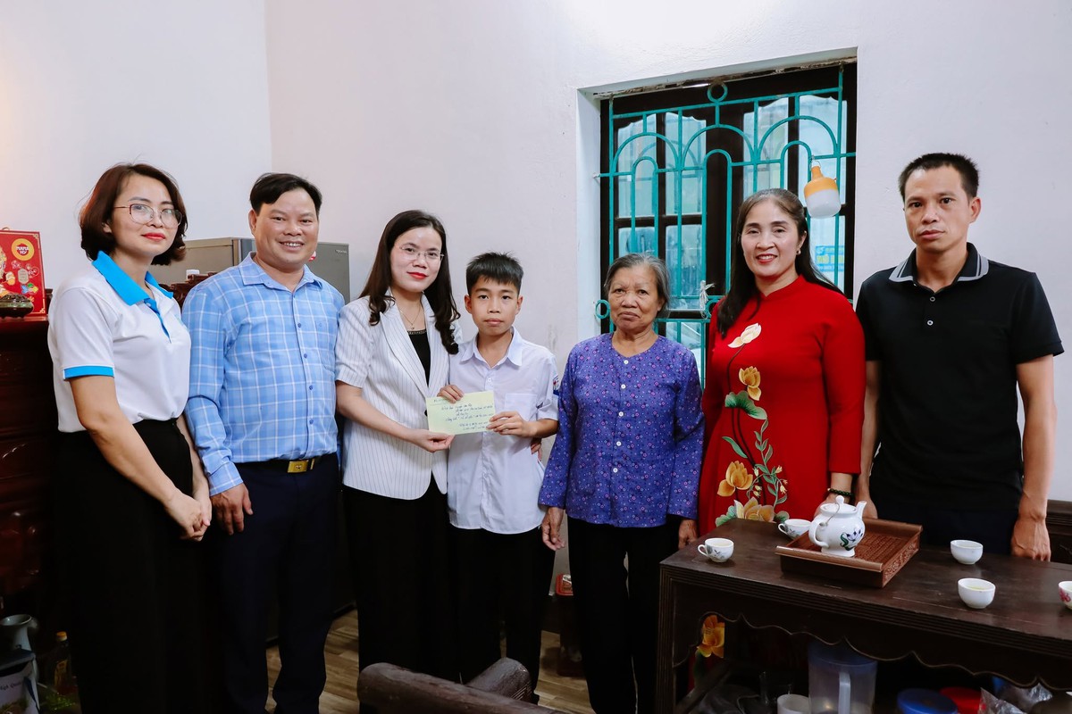 Các "bà mẹ Chủ tịch Hội" trao điểm tựa chỏ trẻ em có hoàn cảnh khó khăn - Ảnh 1.