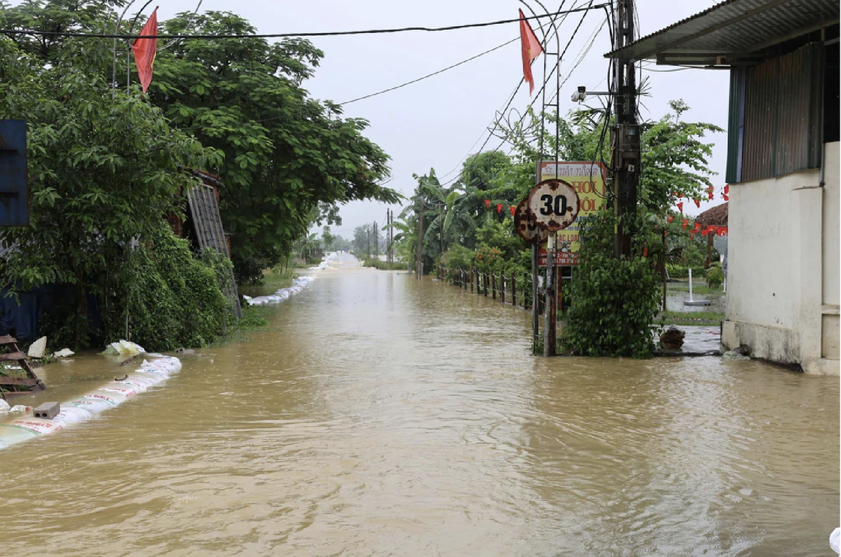 Hà Nội còn 19 điểm úng ngập, di dời hàng trăm hộ dân đến nơi an toàn - Ảnh 1.