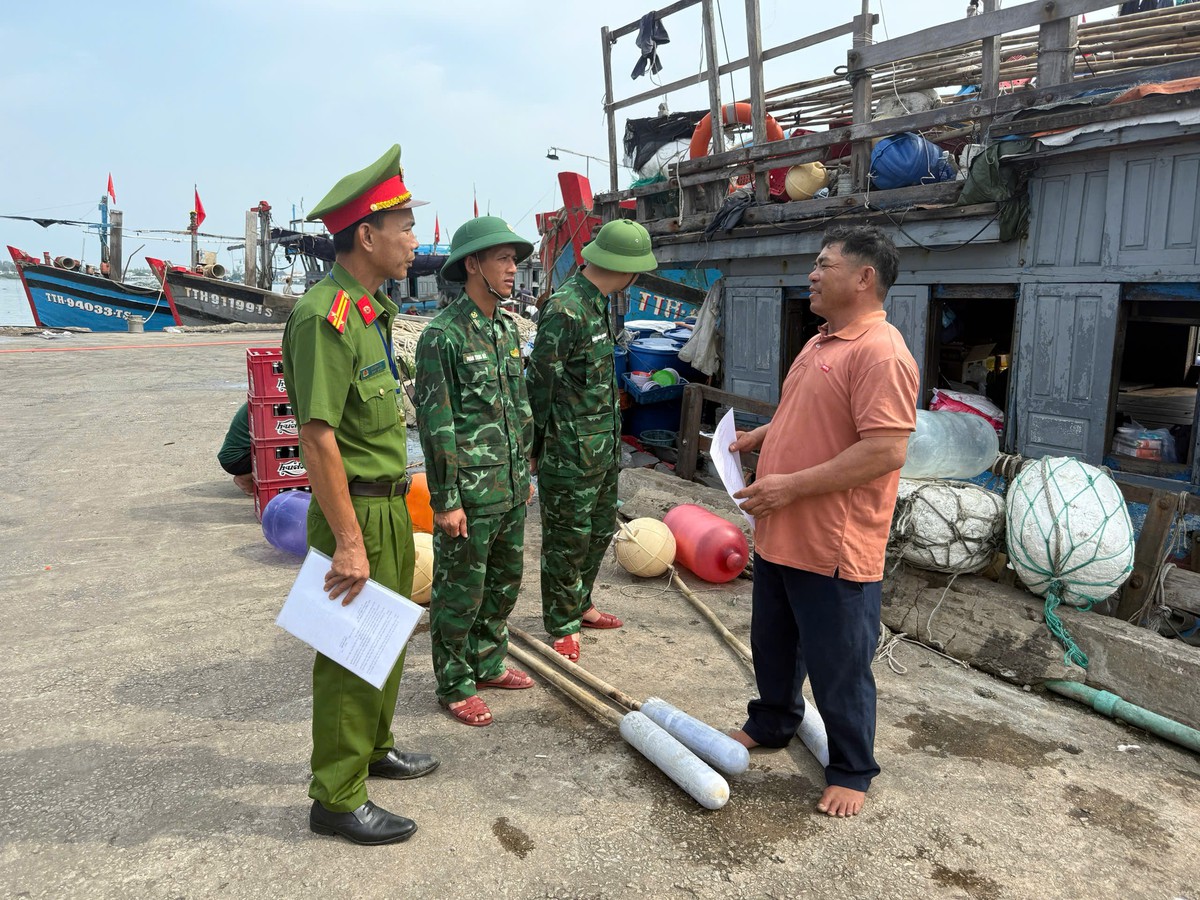 TP Huế: Chủ động bảo vệ tàu thuyền, tài sản trước mùa mưa bão về - Ảnh 4.