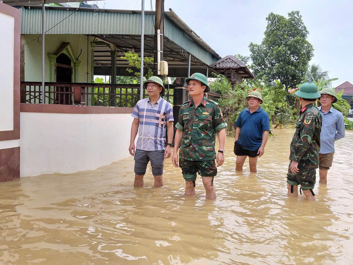 Bộ chỉ huy Quân sự tỉnh Nghệ An giúp người dân khắc phục hậu quả mưa bão - Ảnh 1.