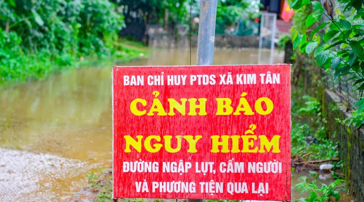 Mưa lớn kéo dài, cảnh báo lũ trên các tuyến sông - Ảnh 1.