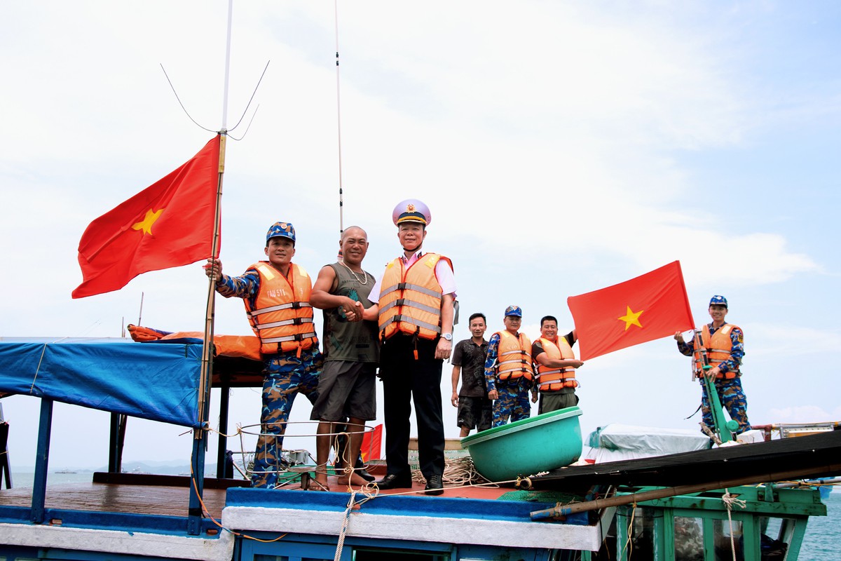 Vùng 1 Hải quân: Tặng nhiều phần quà thiết yếu động viên ngư dân yên tâm vươn khơi bám biển - Ảnh 1.