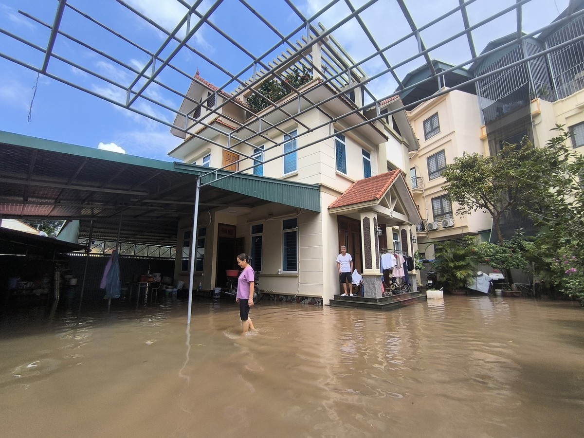 Hà Nội: Nắng đã lên nhưng hàng trăm cư dân vẫn bì bõm trong nước- Ảnh 7.