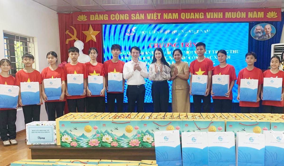 Phó Chủ tịch Thường trực Trần Lan Phương tặng quà phụ nữ, trẻ em khó khăn ở Hải Phòng - Ảnh 4.