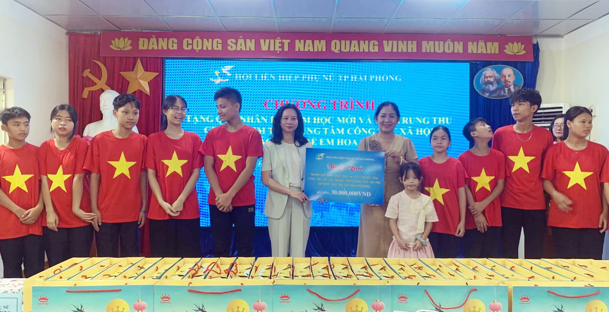 Phó Chủ tịch Thường trực Trần Lan Phương tặng quà phụ nữ, trẻ em khó khăn ở Hải Phòng - Ảnh 7.