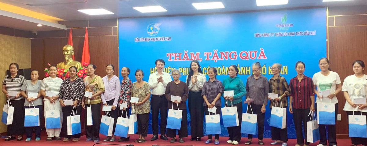 Phó Chủ tịch Thường trực Trần Lan Phương tặng quà phụ nữ, trẻ em khó khăn ở Hải Phòng - Ảnh 1.