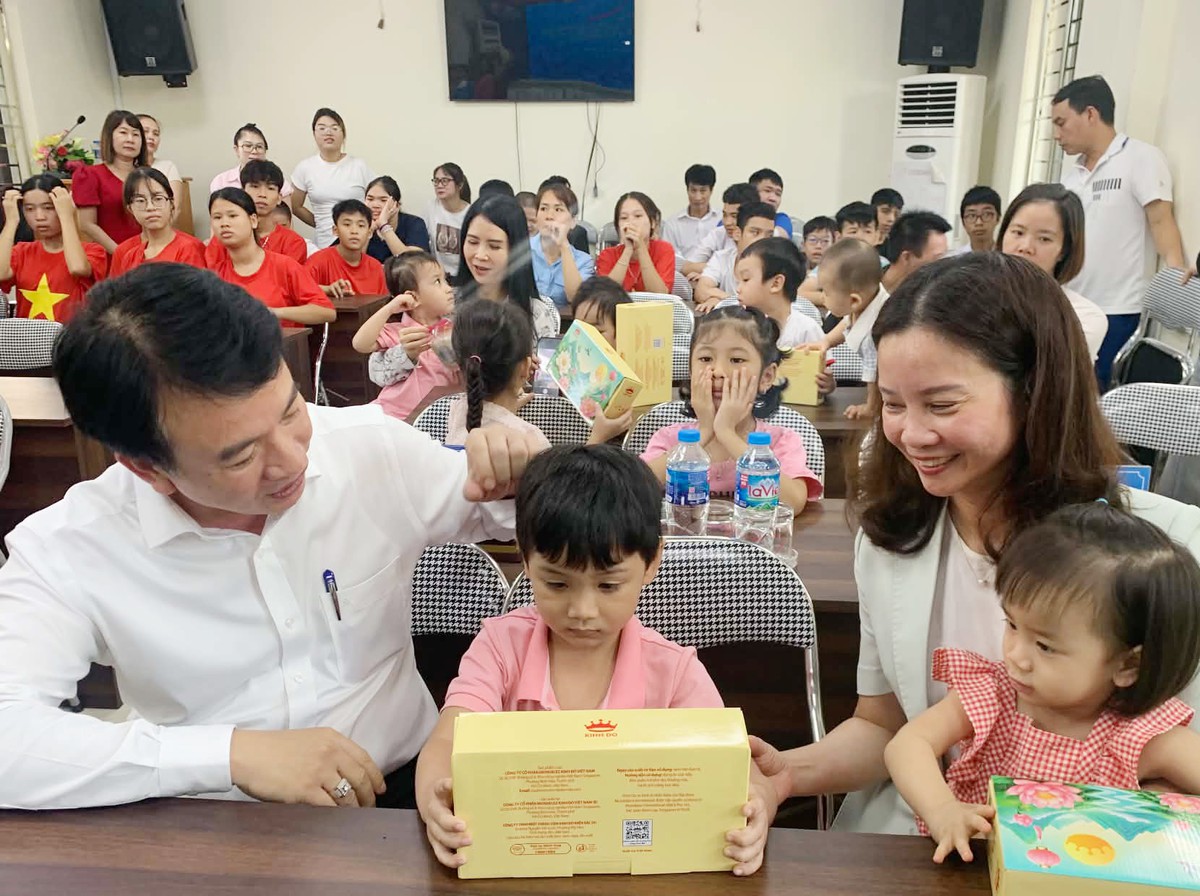 Phó Chủ tịch Thường trực Trần Lan Phương tặng quà phụ nữ, trẻ em khó khăn ở Hải Phòng - Ảnh 5.