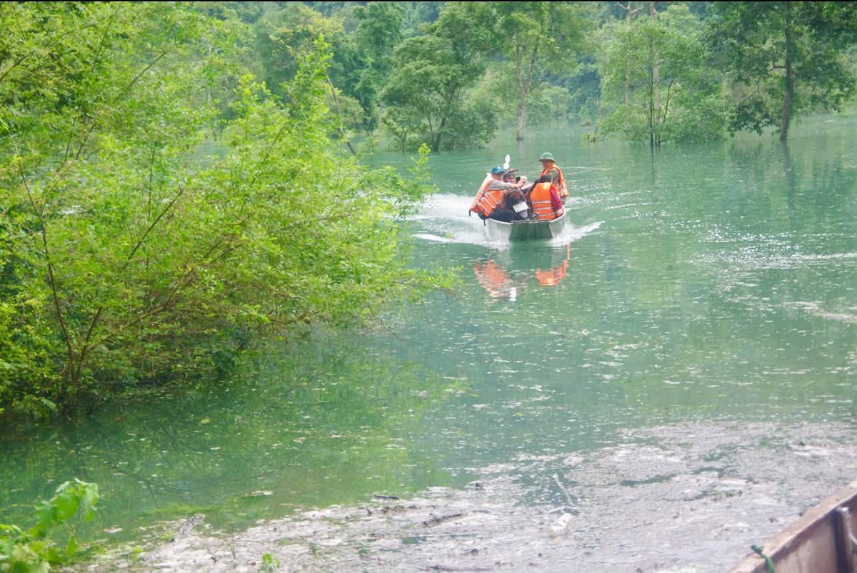 Quảng Trị: Bộ đội chèo đò đưa, đón người dân và giáo viên vào vùng lũ - Ảnh 1.