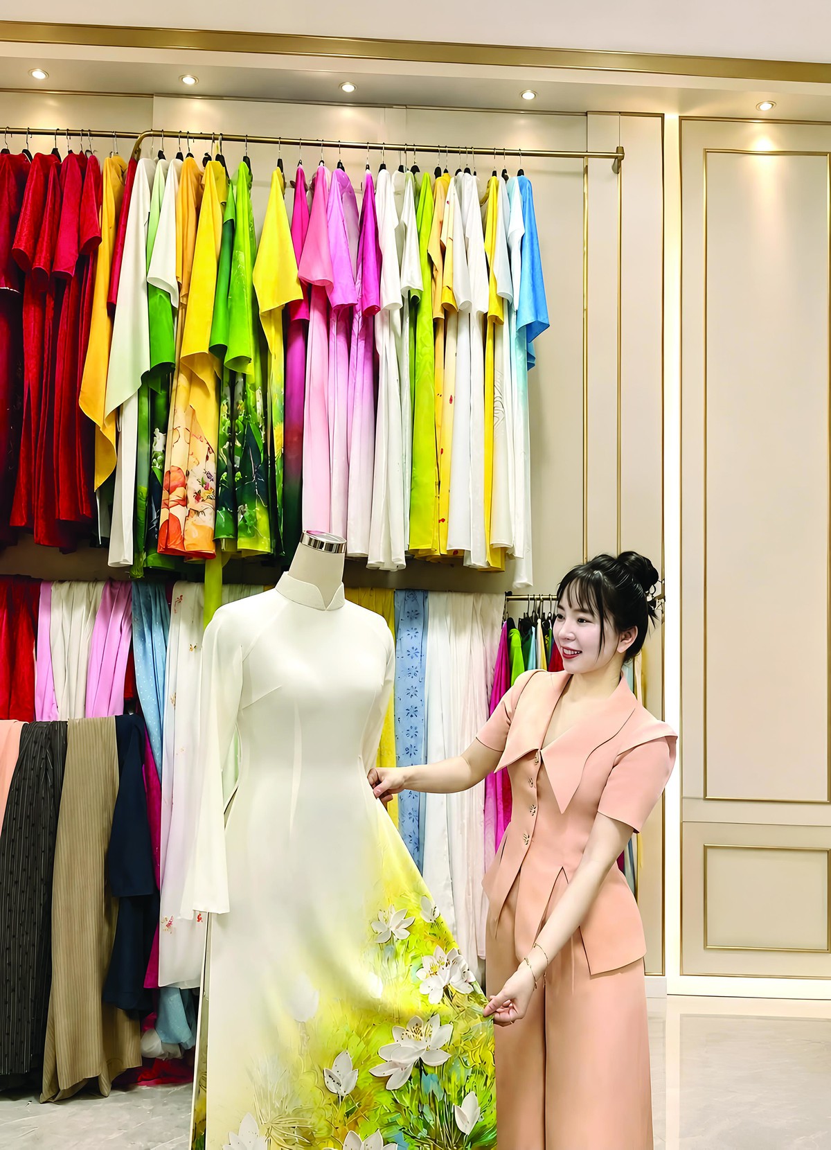 Kể chuyện vùng đất Tổ qua những tà áo dài - Ảnh 1.