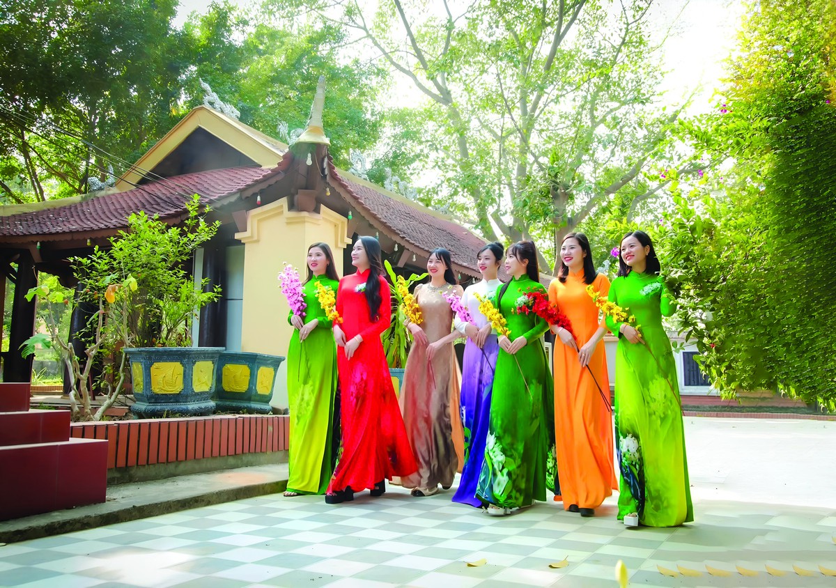 Kể chuyện vùng đất Tổ qua những tà áo dài - Ảnh 2.