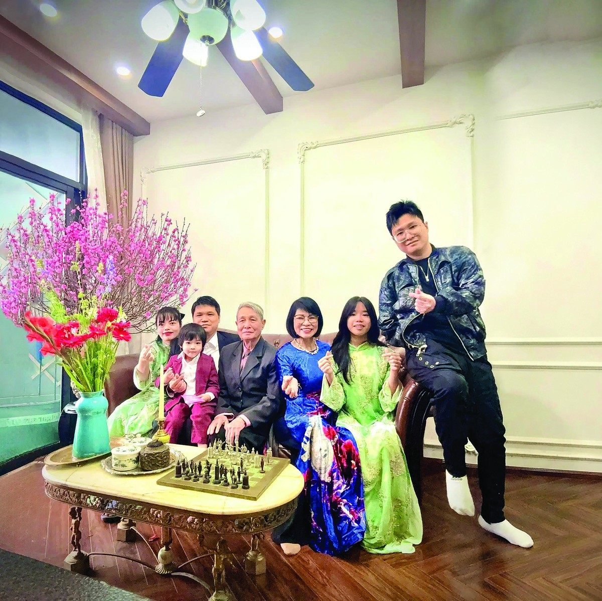 42 năm gắn bó, chẳng cần phải nói ra lời yêu thương - Ảnh 1.