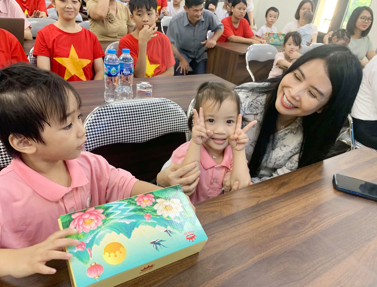 Phó Chủ tịch Thường trực Trần Lan Phương tặng quà phụ nữ, trẻ em khó khăn ở Hải Phòng - Ảnh 3.