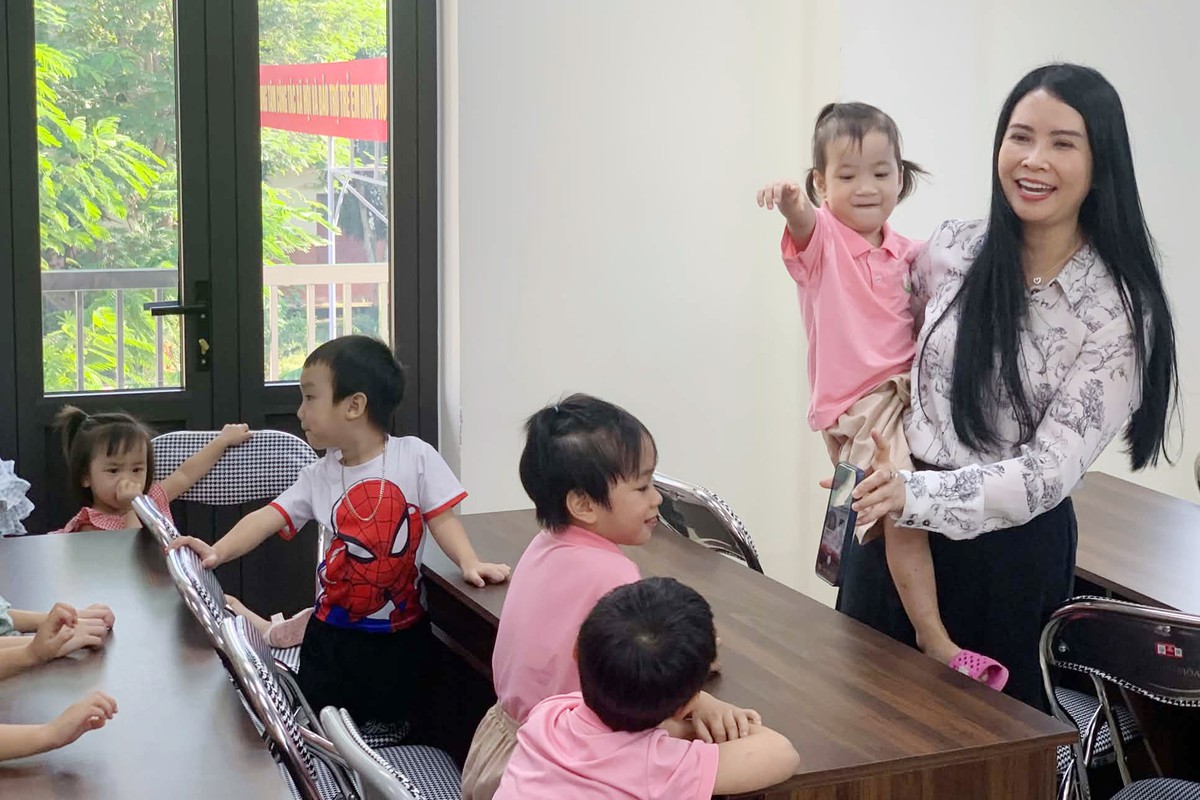 Phó Chủ tịch Thường trực Trần Lan Phương tặng quà phụ nữ, trẻ em khó khăn ở Hải Phòng - Ảnh 2.