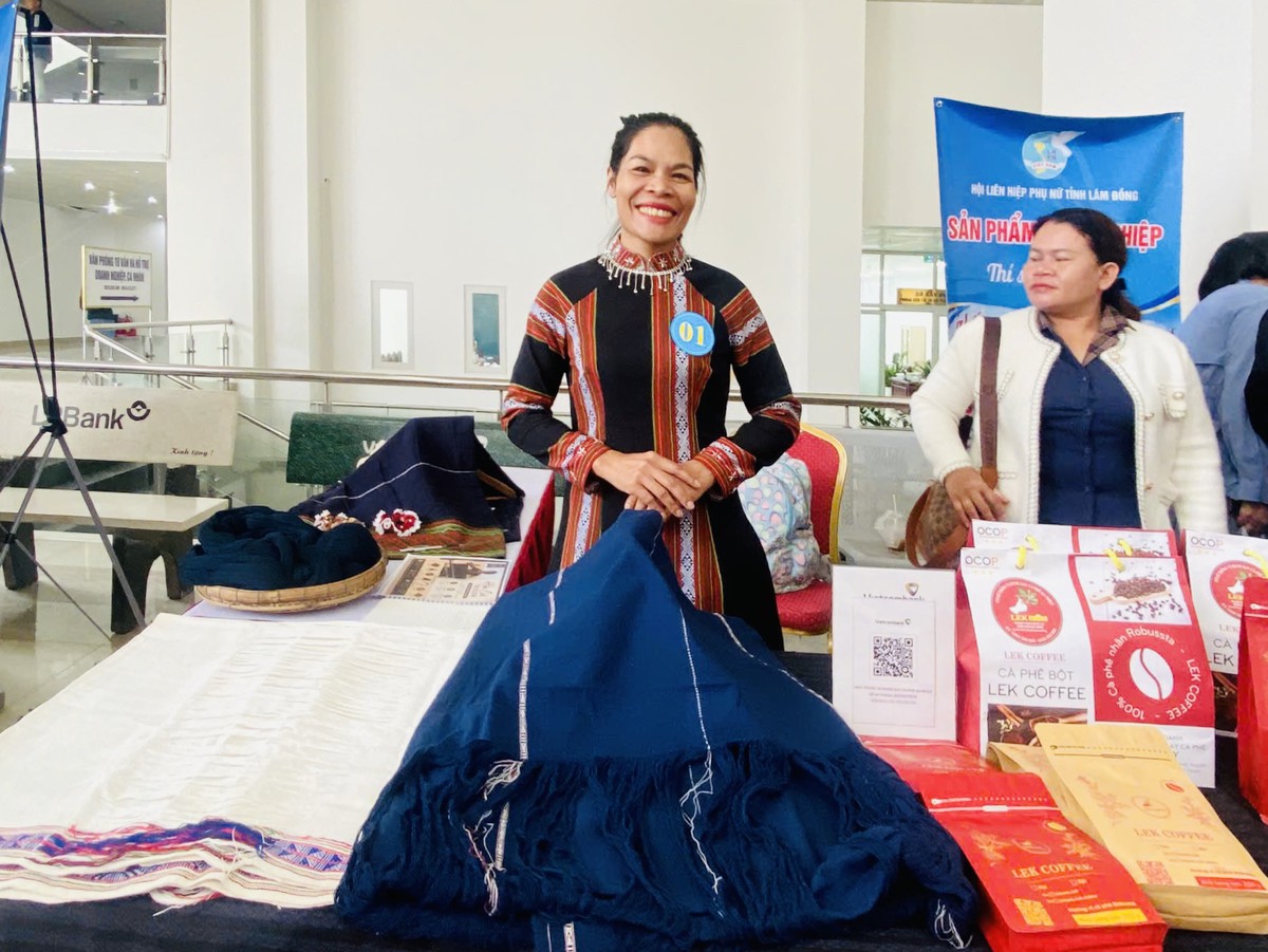 “Hồn cửi Đạ RLơm”: Từ kí ức bên hiên nhà đến "Căn cước số" cho thổ cẩm Cơ Ho- Ảnh 2.