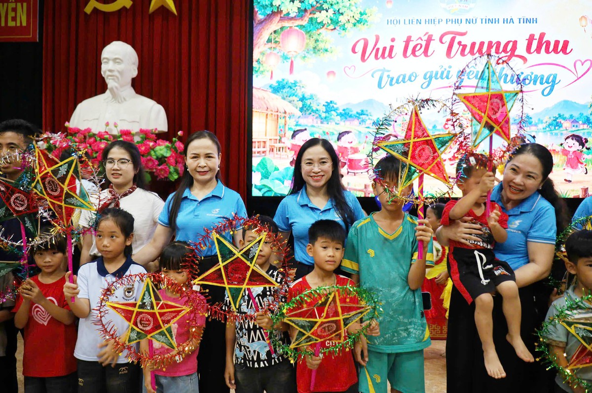 Phụ nữ Hà Tĩnh trao mùa trăng yêu thương cho 100 trẻ em khó khăn- Ảnh 1.