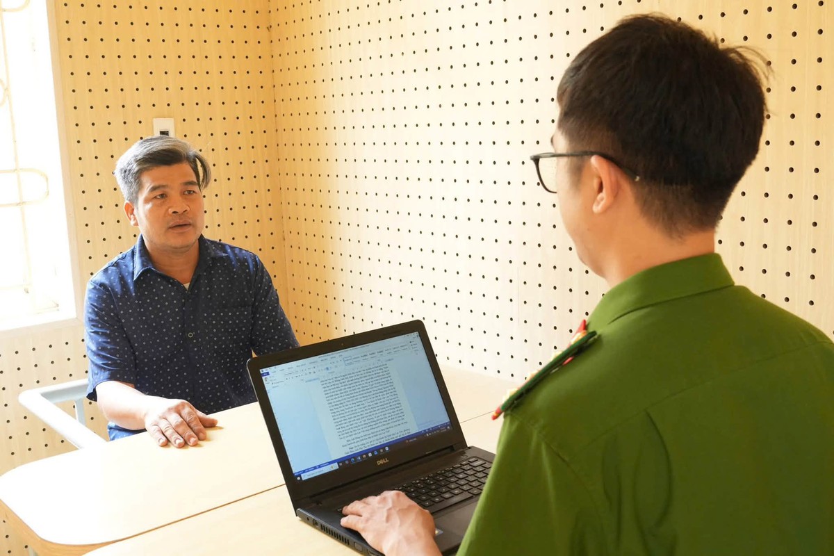 Hai cặp ông bà thông gia cùng bị khởi tố sau vụ livestream tại bệnh viện ở Phú Thọ - Ảnh 1.