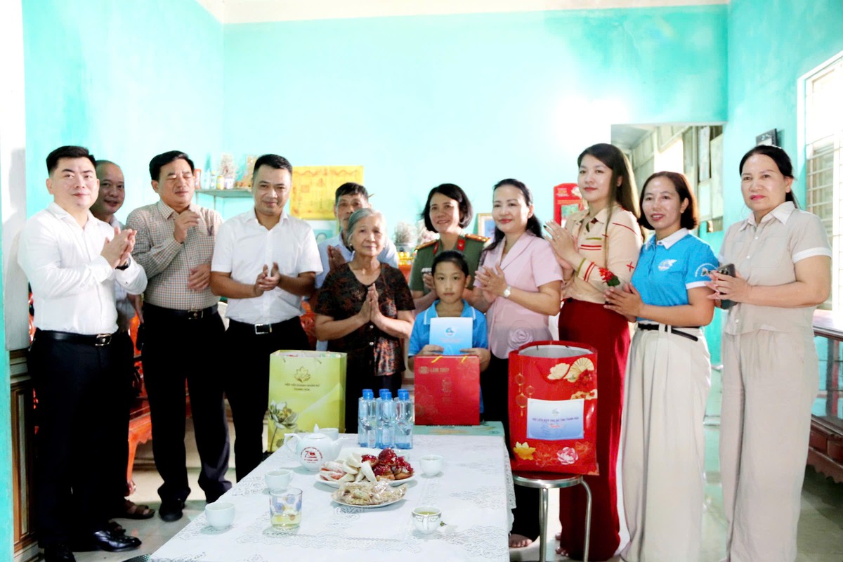 Hội LHPN tỉnh Thanh Hóa mang Trung thu ấm áp đến với trẻ em mồ côi - Ảnh 1.