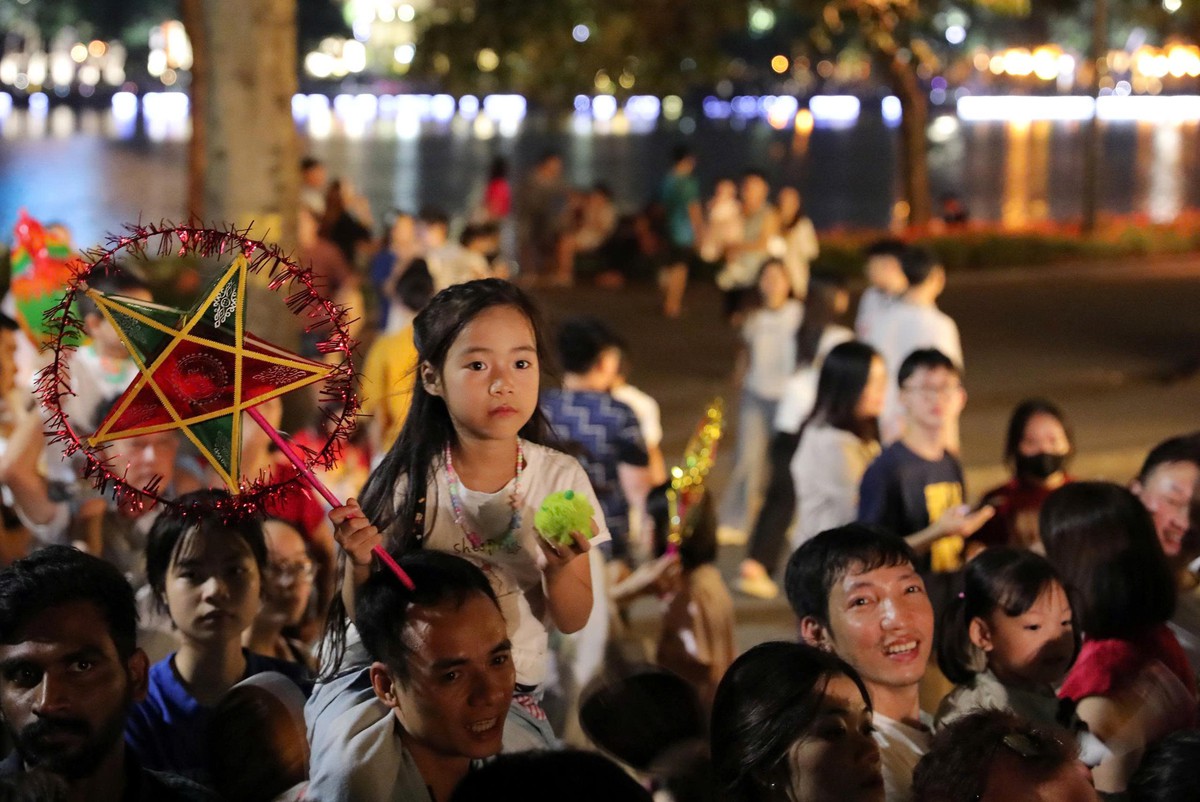 Show diễn "Tán đa" đầu tiên thu hút đông đảo công chúng trẻ tuổi - Ảnh 2.