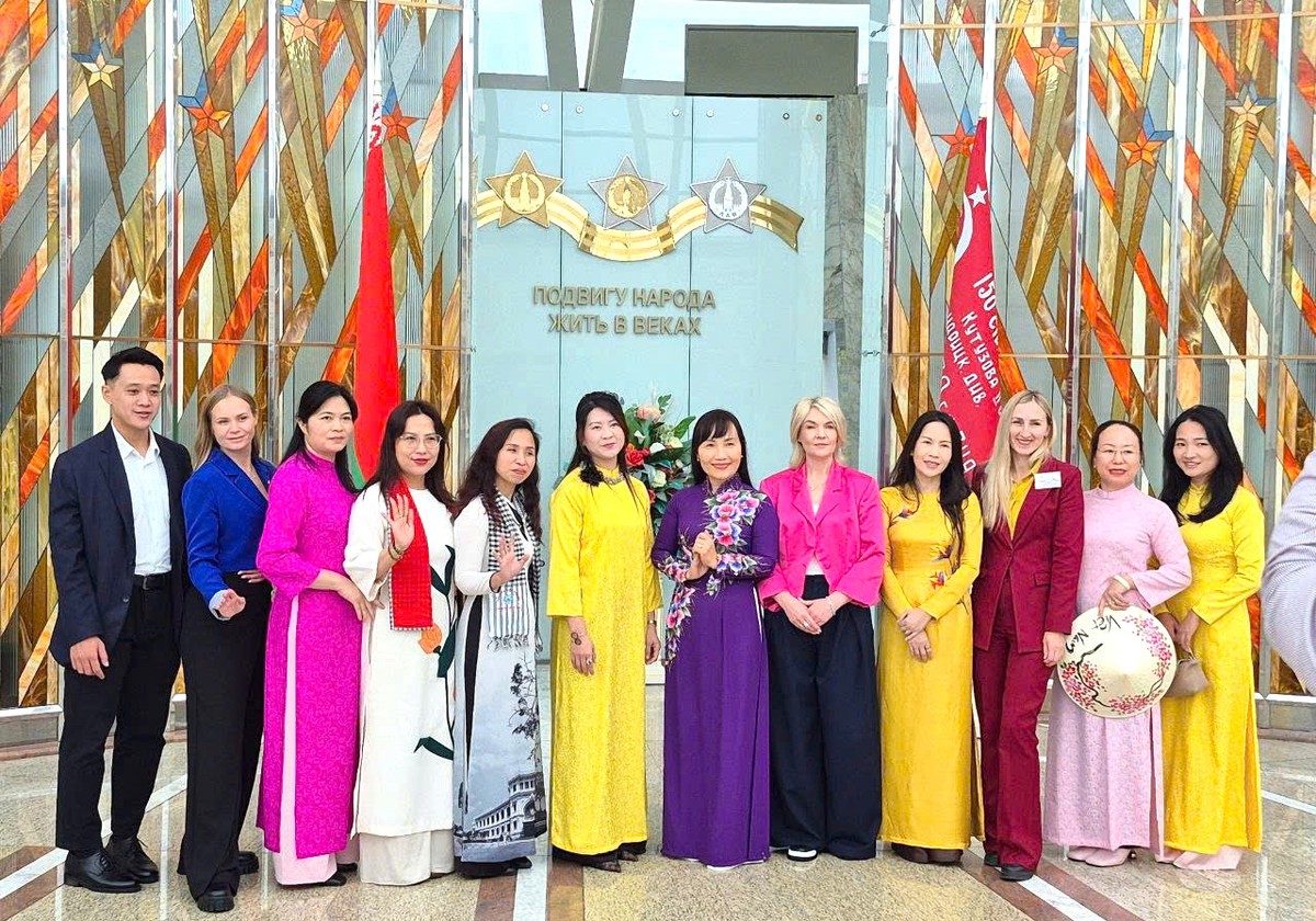 Hội LHPN TPHCM tặng áo dài cho phụ nữ Minsk (Belarus), lan toả nét đẹp văn hóa và tình hữu nghị- Ảnh 3.