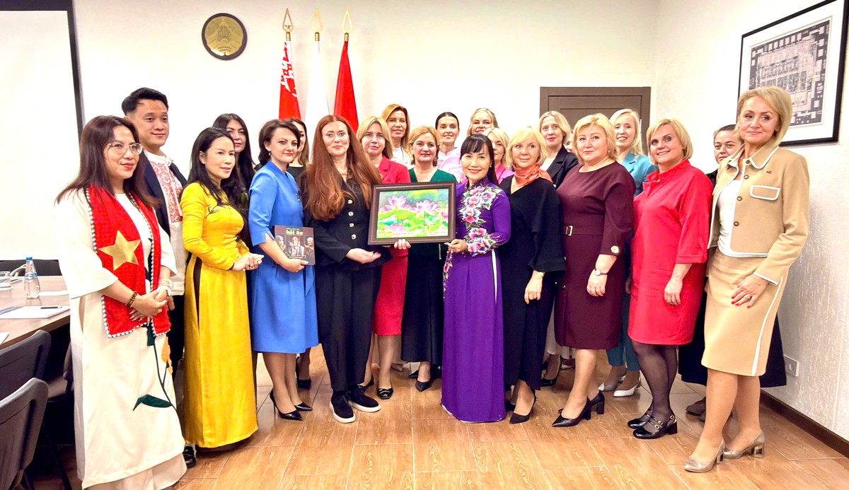 Hội LHPN TPHCM tặng áo dài cho phụ nữ Minsk (Belarus), lan toả nét đẹp văn hóa và tình hữu nghị- Ảnh 1.
