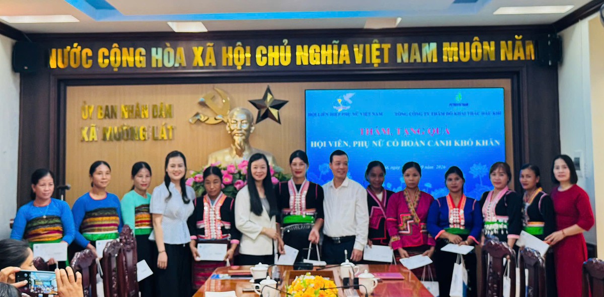 Phó Chủ tịch Hội LHPN Việt Nam Nguyễn Thị Thu Hiền tặng quà phụ nữ, trẻ em khó khăn ở Mường Lát- Ảnh 1.
