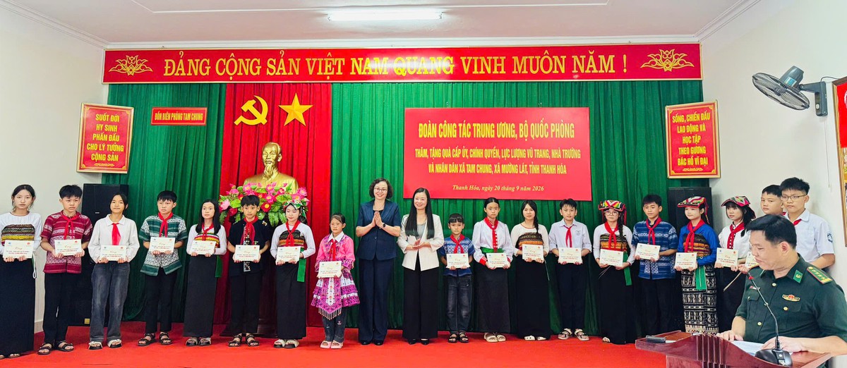 Phó Chủ tịch Hội LHPN Việt Nam Nguyễn Thị Thu Hiền tặng quà phụ nữ, trẻ em khó khăn ở Mường Lát- Ảnh 2.