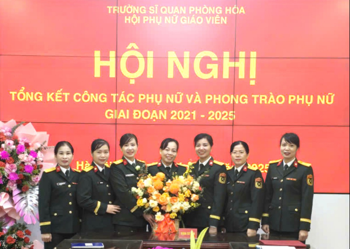 Nữ giảng viên Trường sĩ quan phòng hóa trí tuệ, bản lĩnh, tận tâm - Ảnh 3.