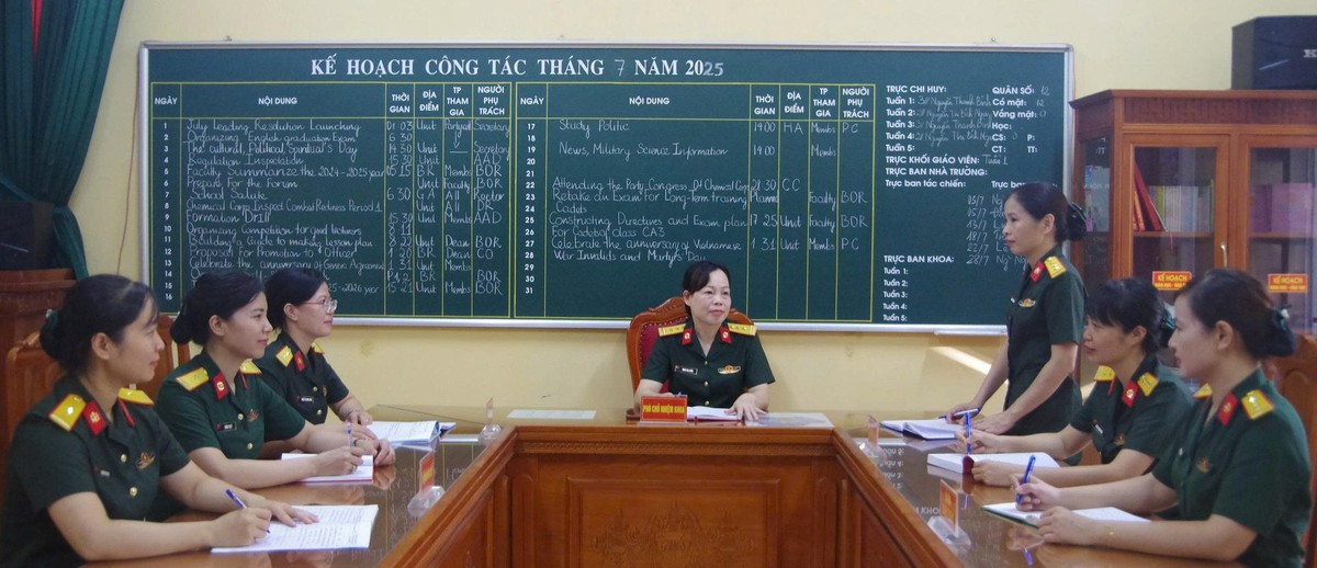 Nữ giảng viên Trường sĩ quan phòng hóa trí tuệ, bản lĩnh, tận tâm - Ảnh 1.