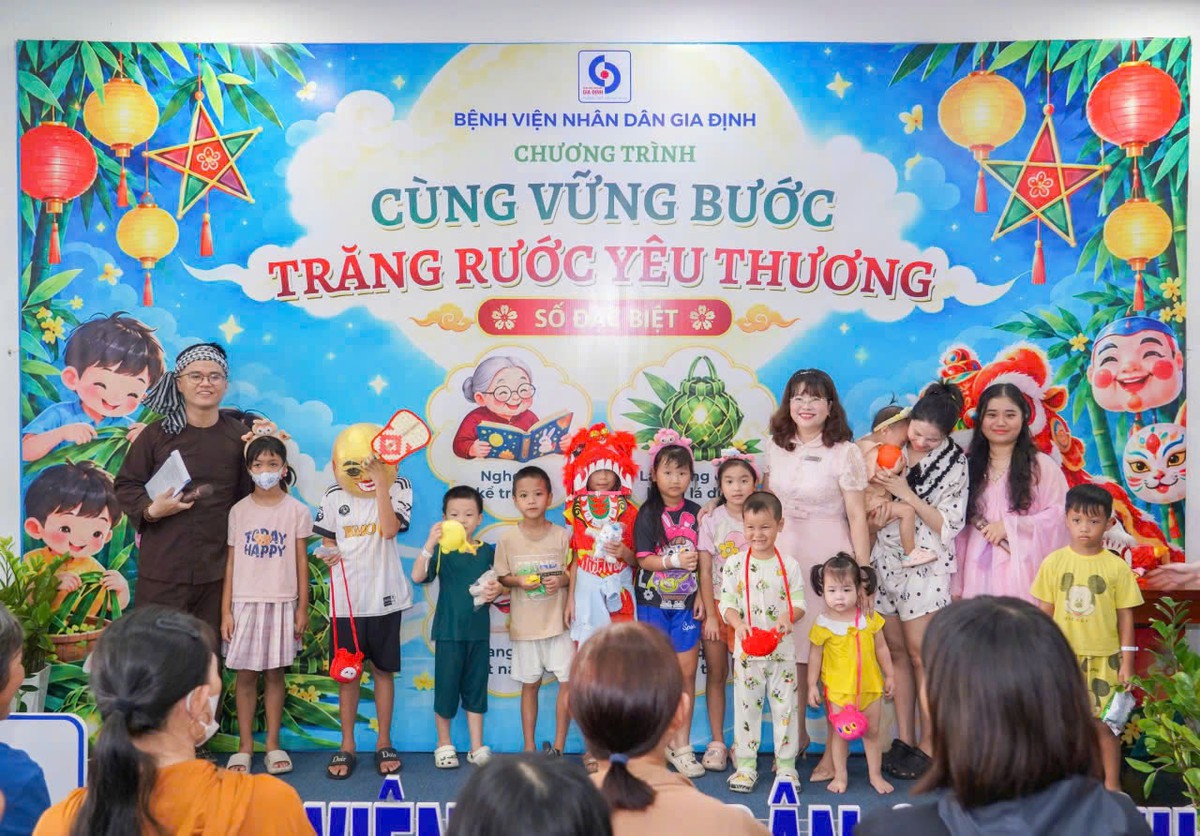 TPHCM: “Vầng trăng yêu thương” đến với bệnh nhi dịp Tết trung thu - Ảnh 1.