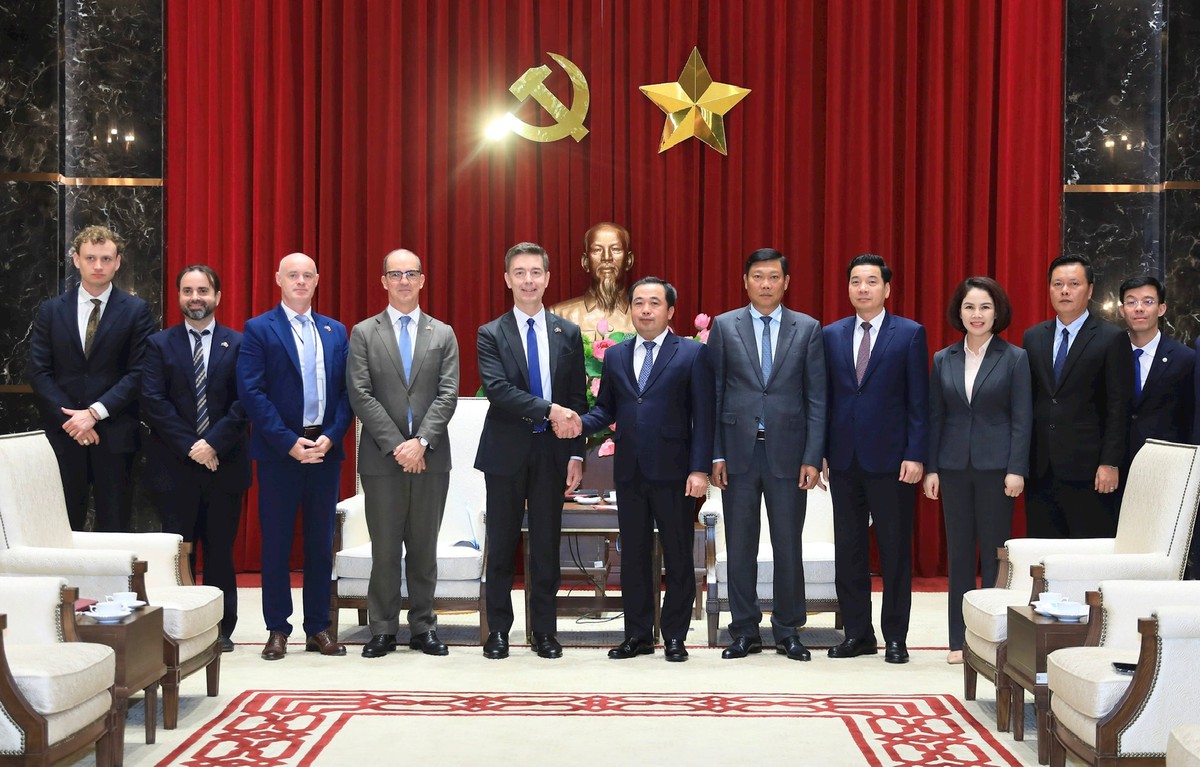 Bí thư Hà Nội: "Cần cụ thể hóa hợp tác với EU ở đường sắt đô thị, cải tạo cầu Long Biên" - Ảnh 2.