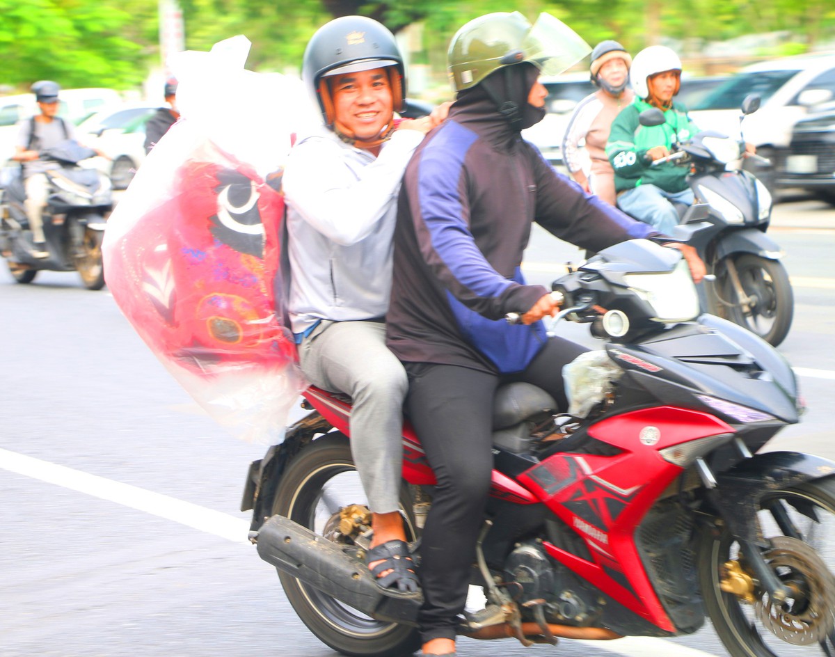 Rực rỡ sắc màu "phố đầu lân" lâu đời nhất xứ Huế - Ảnh 15.