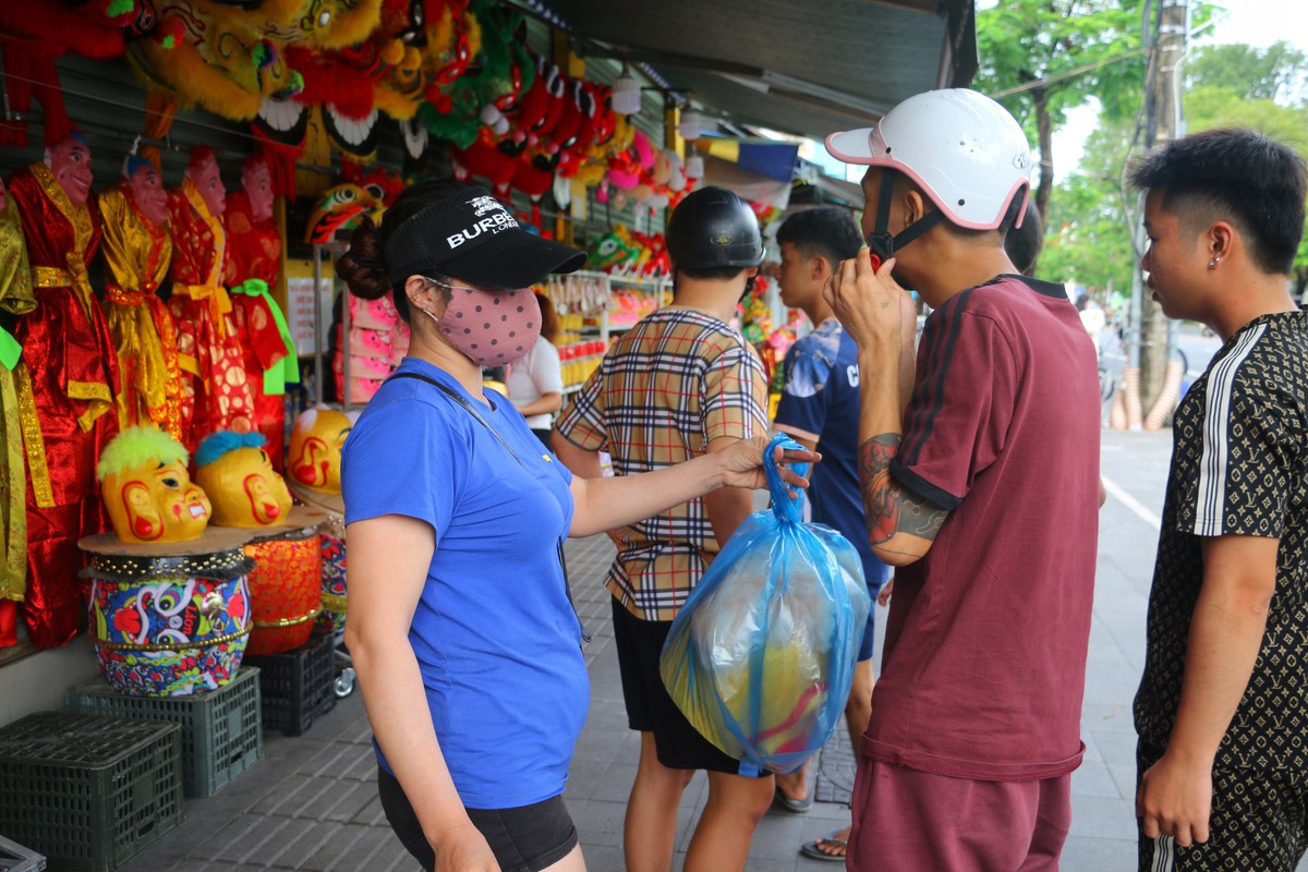 Rực rỡ sắc màu "phố đầu lân" lâu đời nhất xứ Huế - Ảnh 7.