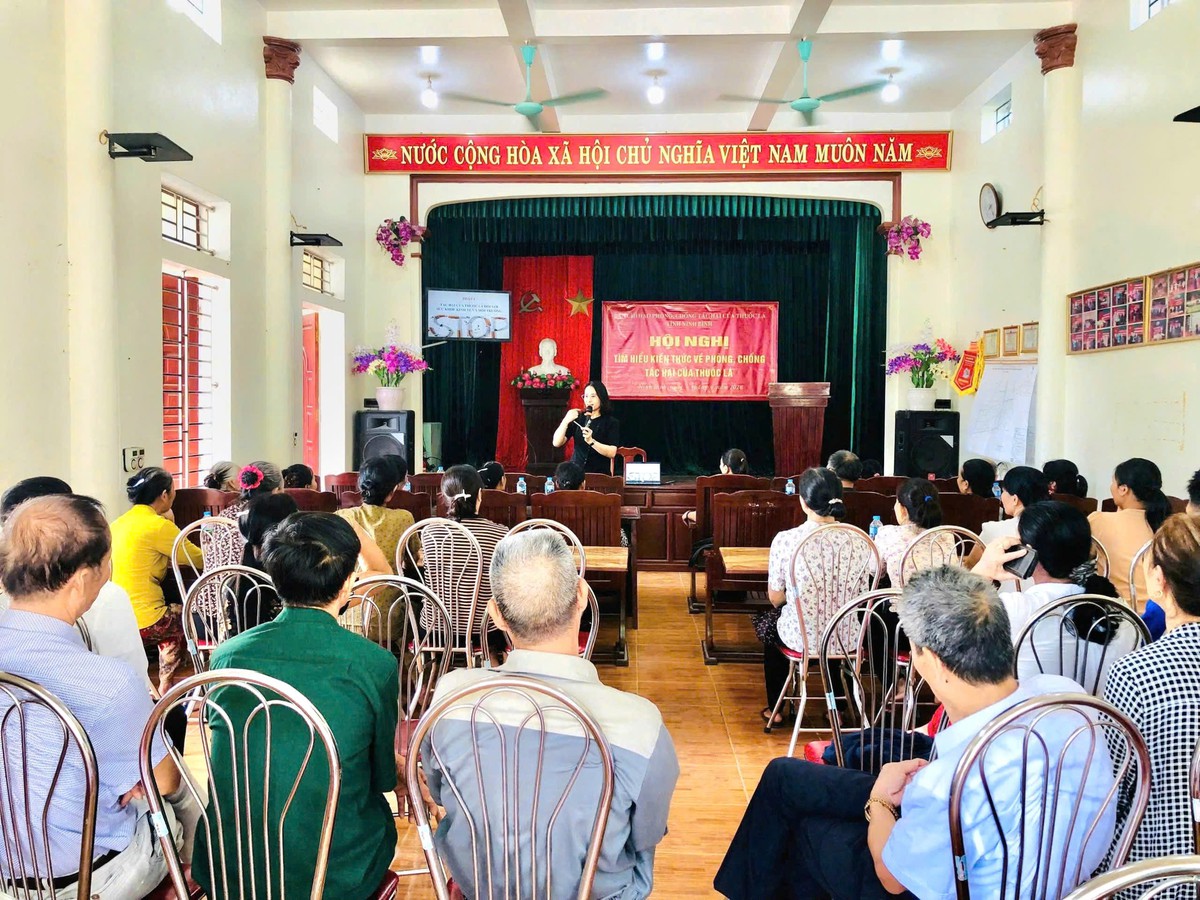 Ninh Bình đưa kiến thức phòng, chống tác hại thuốc lá đến gần người dân - Ảnh 1.