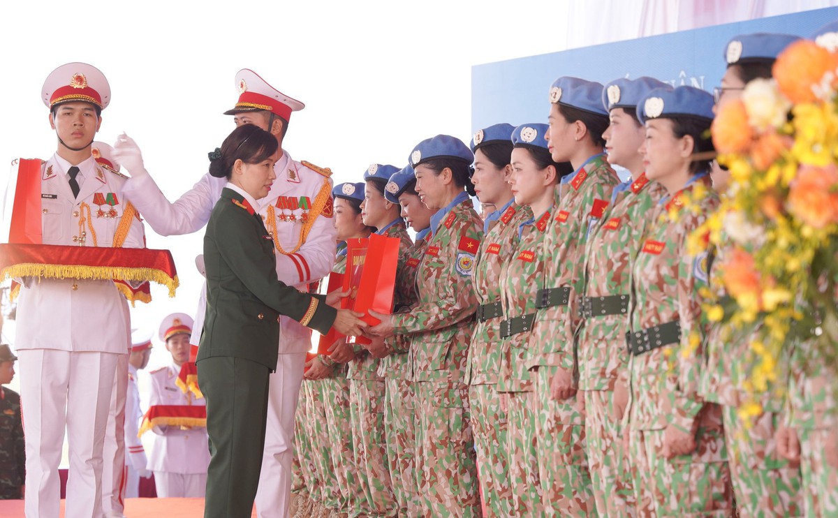 Hội LHPN Việt Nam trao 50 triệu đồng động viên lực lượng mũ nồi xanh lên đường làm nhiệm vụ- Ảnh 3.