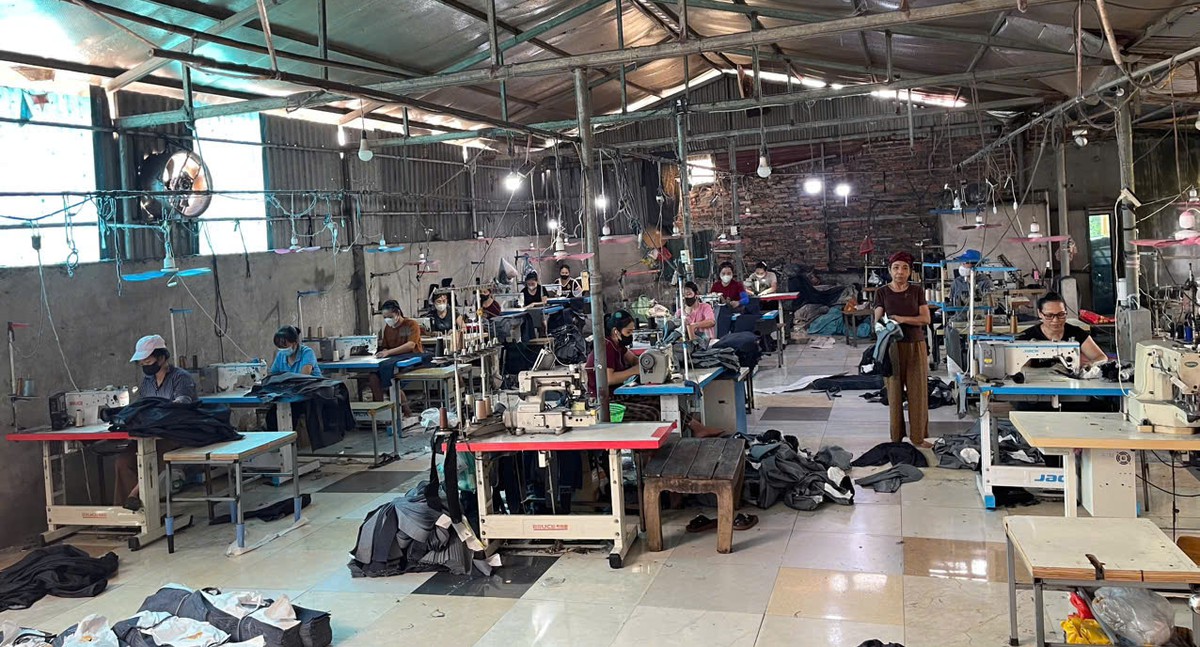 Từ chiếc máy may mượn đến xưởng may ở quê - Ảnh 1.
