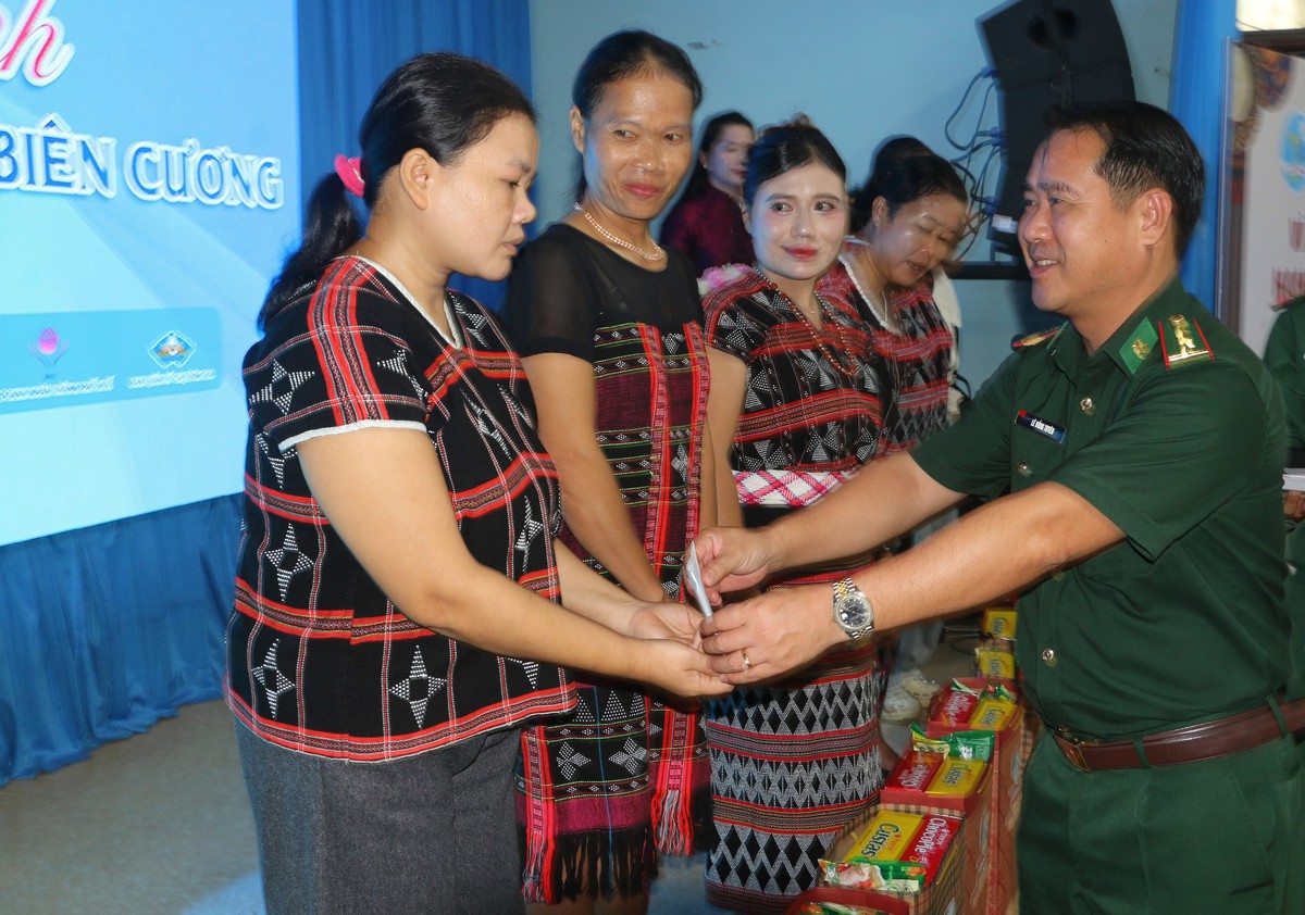 TP Huế: Trao sinh kế, tiếp thêm động lực cho phụ nữ vùng biên A Lưới - Ảnh 2.