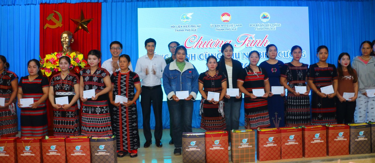 TP Huế: Trao sinh kế, tiếp thêm động lực cho phụ nữ vùng biên A Lưới - Ảnh 4.